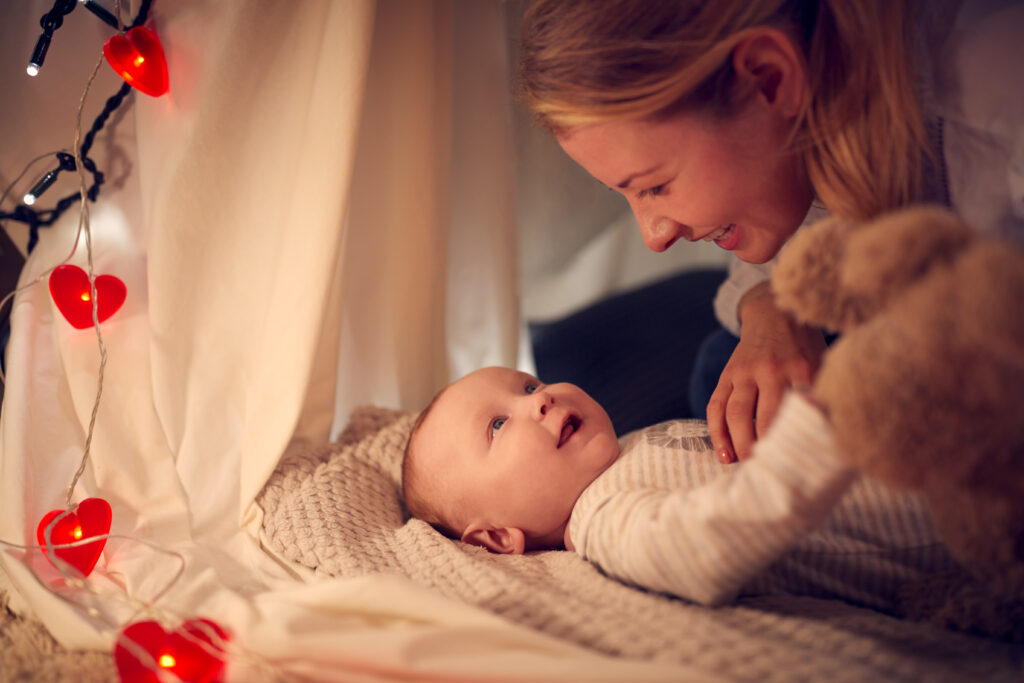 Schlafberaterin- Baby lacht mit Mama