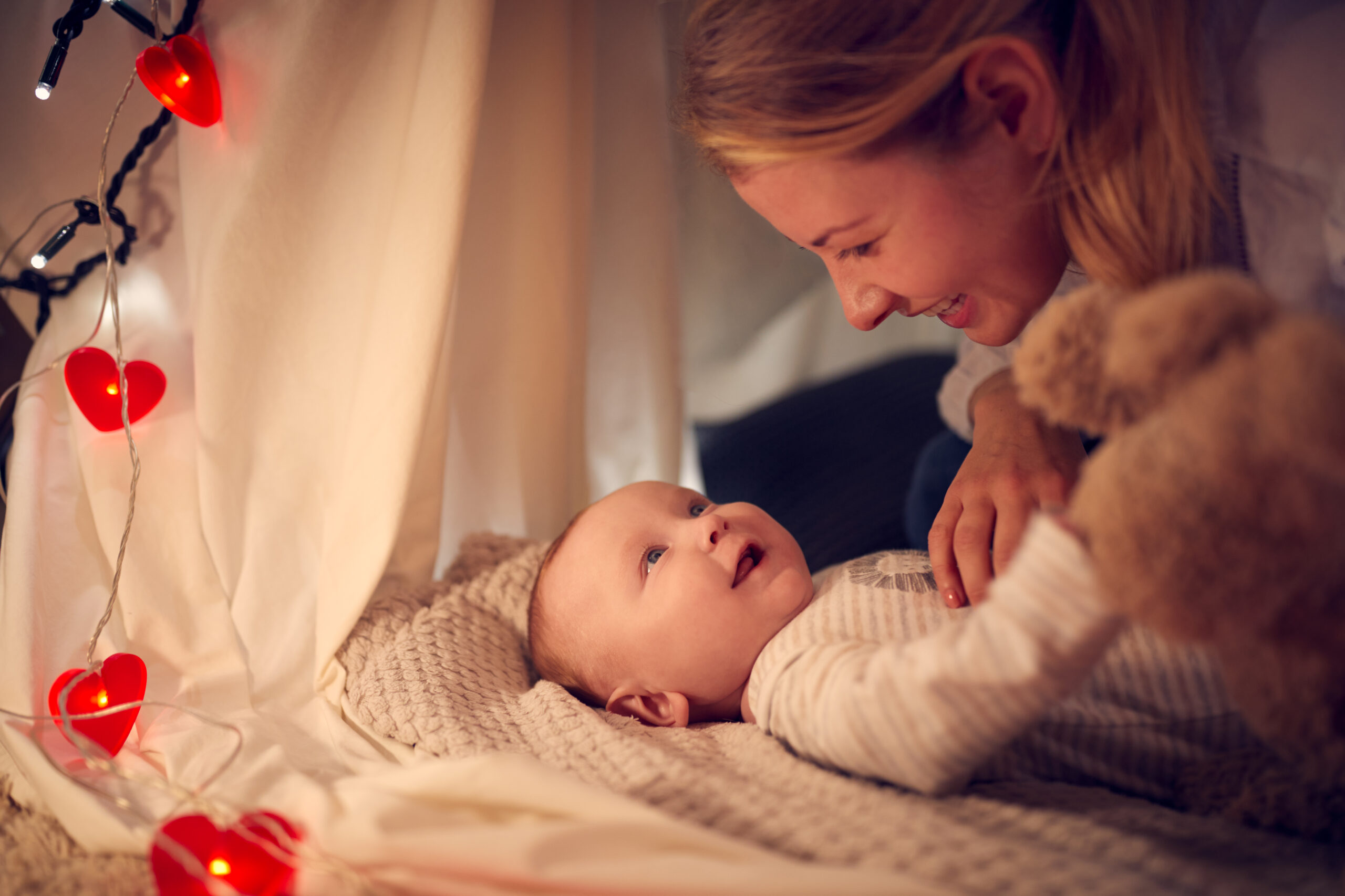 Schlafberaterin- Baby lacht mit Mama