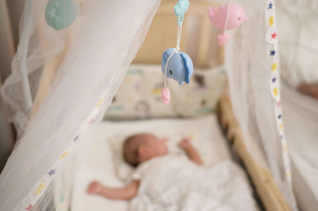 Bedürfnisorientierte Schlafberatung - Baby schläft in Babybett