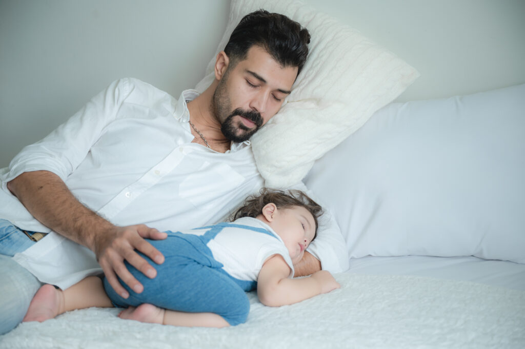Abendroutine für Kinder - Baby mit Vater im Bett
