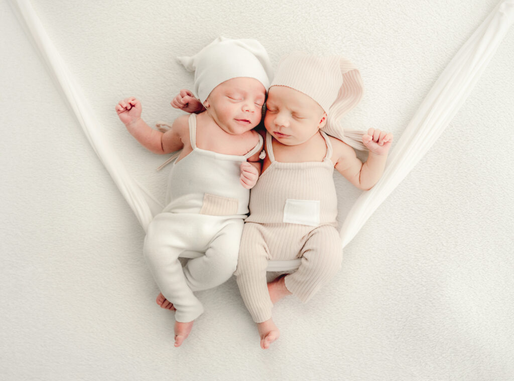 Babyschlafberatung - 2 Babys im Arm